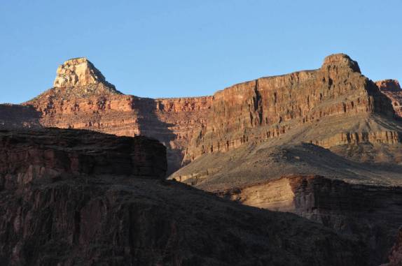 O sol de fim de tarde ilumina as paredes coloridas do Grand Canyon, no Arizona, nos Estados Unidos